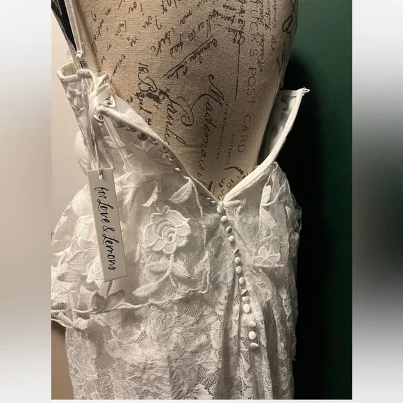 White gown - Picture 3 of 4